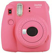 auch in "Flamingo Pink": Die instax mini 9 überzeugt mit ikonischem Design und integriertem Selfie-Spiege (Foto: FUJIFILM Imaging Systems)